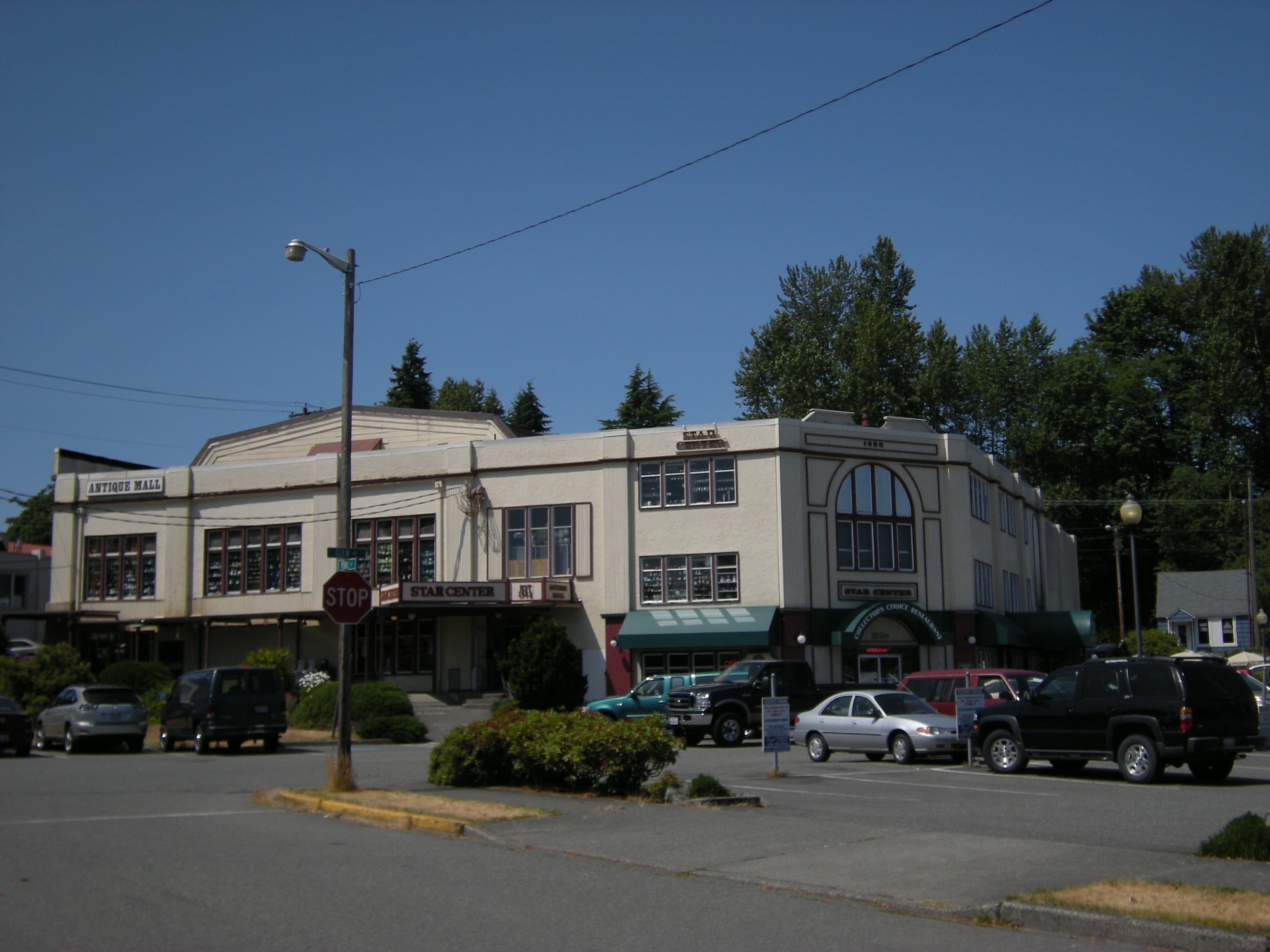 The full cream 1928 armory facade with tall arched windows, home to Star Center Antique Mall
